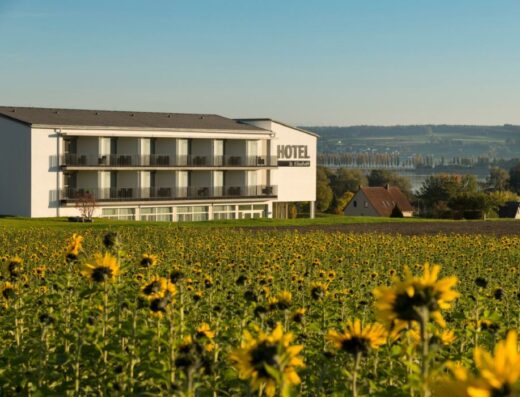 Außenansicht des Hotels St. Elisabeth in Allensbach mit Blick auf den Bodensee