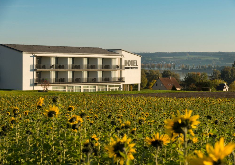 Außenansicht des Hotels St. Elisabeth in Allensbach mit Blick auf den Bodensee
