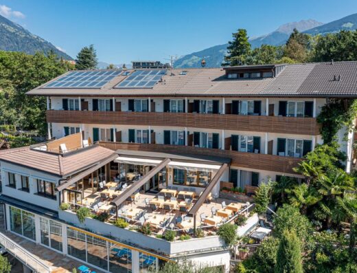anoramablick vom Hotel Bellevue in Dorf Tirol über das weite Meraner Land